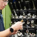 Jak toczenie CNC wpływa na jakość gwintów w elementach hydraulicznych?
